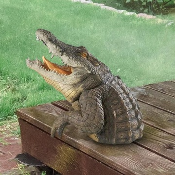 Статуя у бассейна Статуя в саду Крокодил
