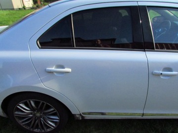 SUZUKI KIZASHI DVEŘE PRAVÝ ZADNÍ ZMT CO1 BÍLÁ PERLA 09-14R
