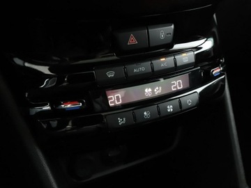 Peugeot 2008 I SUV Facelifting 1.2 PureTech 110KM 2017 Peugeot 2008 Style panorama grzane fotele kamera, zdjęcie 24