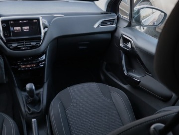 Peugeot 208 I Hatchback 5d Facelifting 1.2 PureTech 110KM 2017 Peugeot 208 1.2 PureTech, Klima, Klimatronic, zdjęcie 7