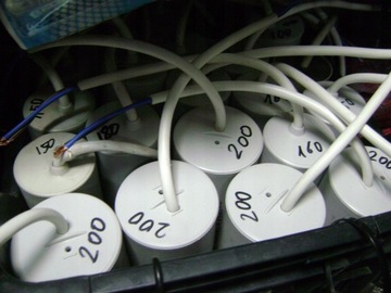 KONDENSATOR ROZRUCHOWY DO SILNIKA 2,5uF 450V PL