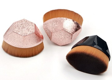 ОДИНАРНАЯ ЩЕТКА для тонального крема, очень плотная и мягкая.