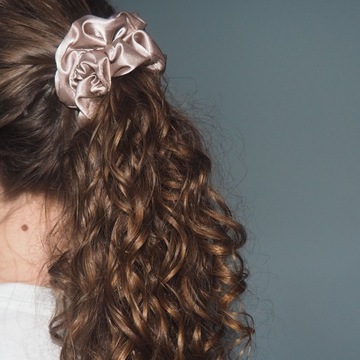 Резинка для волос из атласа бежевого цвета