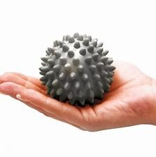 Piłeczka jeżyk z kolcami do automasażu masażu pompowana średnica 10 cm