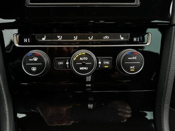 Volkswagen Golf VII Hatchback 3d 1.4 TSI BlueMotion Technology 125KM 2016 Volkswagen Golf Łopatki Grzane fotele Czujniki, zdjęcie 24