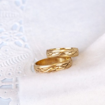 ЗОЛОТЫЕ ОБРУЧАЛЬНЫЕ КОЛЬЦА ПР. 333 АЛМАЗНЫХ УЗОРА