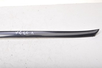 VOLVO XC60 И НАКЛАДКА ПЕРЕДНЕГО ВЕТРОВОГО СТЕКЛА СПРАВА