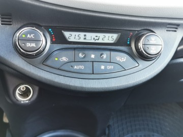 Toyota Yaris III Hatchback 5d Hybrid 100 74KM 2013 TOYOTA YARIS Hybrid 100 74KM,Automat, Kamera cofania, Nawigacja, zdjęcie 12