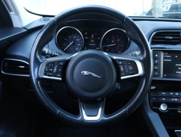 Jaguar F-Pace SUV 2.0 i4D 180KM 2017 Jaguar F-Pace 20d AWD, Serwis ASO, 177 KM, 4X4, zdjęcie 21
