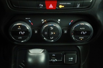 Jeep Renegade SUV 1.4 MultiAir 140KM 2017 Jeep Renegade 1.4 MultiAir, Salon Polska, zdjęcie 10