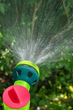 Zraszacz pistoletowy pojemnikiem dozownikiem piany