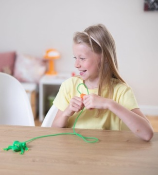 Тулло прыгает зеленая żabka