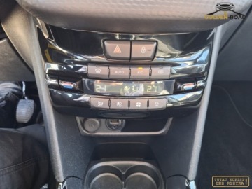 Peugeot 2008 I SUV Facelifting 1.2 PureTech 110KM 2016 Peugeot 2008 1,2 110KM klimatronik apnorama alu navi elektryka oplacony, zdjęcie 14