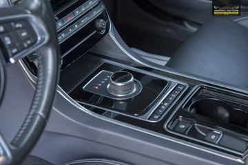 Jaguar XE Sedan Facelifting 2.0 i4P 300KM 2019 Jaguar XE Ledy / Virtual / XDRIVE / FV23%, zdjęcie 17