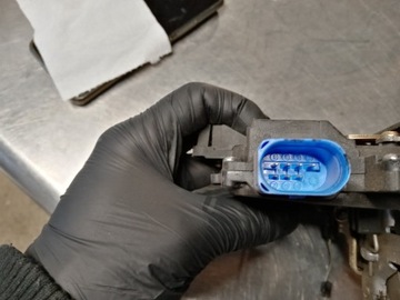 Замок задний правый VW Touran Golf V Octavia II 7L0839016