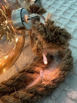 СТЕКЛЯННЫЙ ШАР, СВЕТЯЩИЕСЯ РОЖДЕСТВЕНСКИЕ УКРАШЕНИЯ, ВЕРЕВКА.