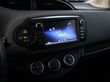 Toyota Yaris III Hatchback 5d Facelifting 2017 1.5 Dual VVT-iE 111KM 2018 Toyota Yaris 1.5 Dual VVT-i, Salon Polska, zdjęcie 11