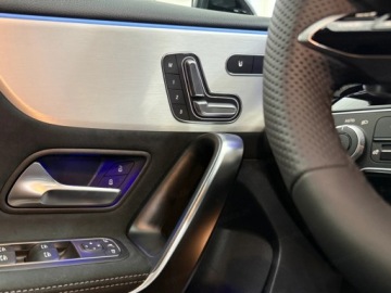 Mercedes Klasa A W177/V177 Hatchback Facelifting 1.3 200 163KM 2025 MERCEDES-BENZ A Klasa 200 AMG Line 1.3 (163KM) 2025, zdjęcie 12