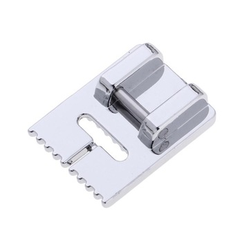 Детская швейная машина с двойными иглами и двойными булавками.