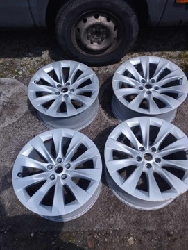 Komplet felg aluminiowych Tesla R20 9J 10J et35 z czójnikami 5x120