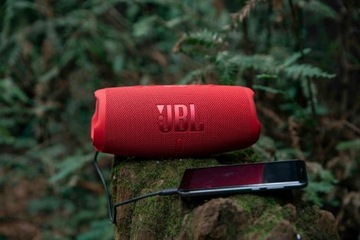 JBL Charge 5 красный, выразительный красный