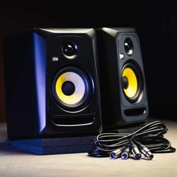 KRK Classic 5 Monitor Pack, пара студийных мониторов с кабелями и пэдами.