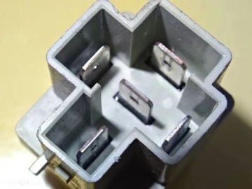 RELÉ NISSAN MAXIMA 476052J000 / ACB13201C01 NR898