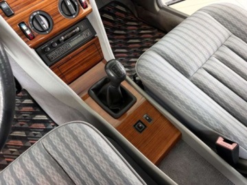 Mercedes W124 Sedan 2.0 118KM 1991 Mercedes-Benz W124 (1984-1993) 2.0 Benzyna 118KM, zdjęcie 27