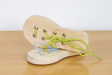 Деревянная колодка для обучения завязыванию учебной обуви.