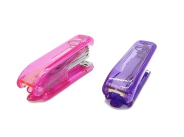Маленький полупрозрачный канцелярский степлер, разные цвета.
