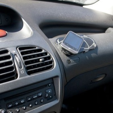 Противоскользящая накладка в форме автомобиля.