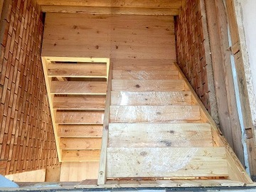 Деревянная лестница - большая посадка