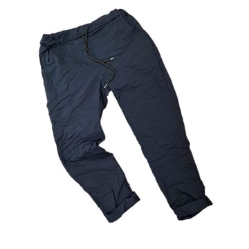 Брюки больших размеров со складками разных цветов.