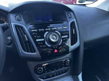 Ford Focus III Hatchback 5d 1.0 EcoBoost 125KM 2012 Ford Focus Bogate wyposażenie 2012, zdjęcie 8
