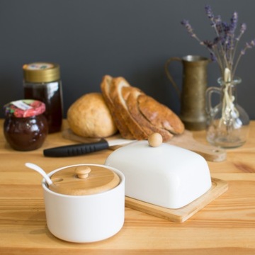 ЭЛЕГАНТНАЯ БЕЛАЯ ФАРФОРОВАЯ МАСЛЕНКА