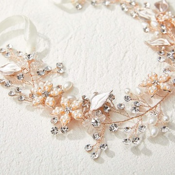 Венок для причастия в головном уборе цветочницы