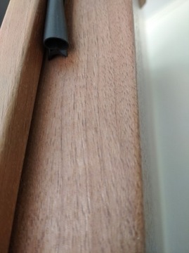 Уплотнитель дверного полотна Дельта-коричневый, прижатый к двери