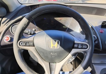 Honda Civic VIII Hatchback 3d 2.2 i-CTDi 140KM 2007 Honda Civic 2007r, 2.2 CDTI. Delikatnie przetarty prawy bok. Jezdzi. 2.2, zdjęcie 10