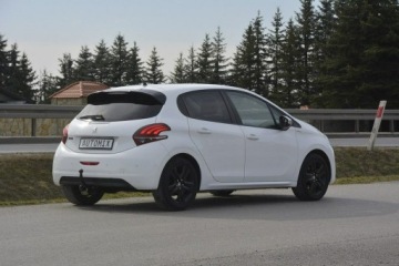 Peugeot 208 I Hatchback 5d Facelifting 1.2 PureTech 82KM 2018 Peugeot 208 1.2 Benzyna Style gwarancja przebiegu, zdjęcie 9