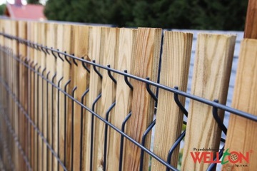 Обшивка панелей 160х250 деревянными планками