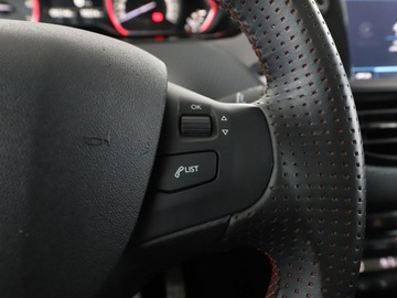 Peugeot 2008 I SUV Facelifting 1.2 PureTech 110KM 2018 Peugeot 2008 GT-Line automat panorama navi PDC, zdjęcie 29