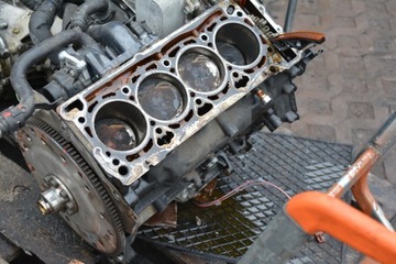 AUDI A4 B8 1.8T TFSI BLOK MOTORU HŘÍDEL PÍSTY 06H103021L