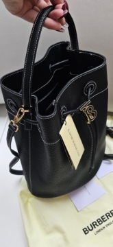 Замечательная черная сумочка из натуральной кожи.