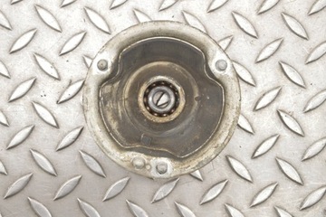 BMW E64 DRŽÁKY TLUMIČE PŘEDNÍ PRAVÝ 635D 2008 RHD