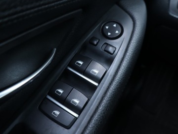 BMW Seria 5 F10-F11 Touring 520d 184KM 2012 BMW 5 520d, 181 KM, Automat, Skóra, Xenon, zdjęcie 15