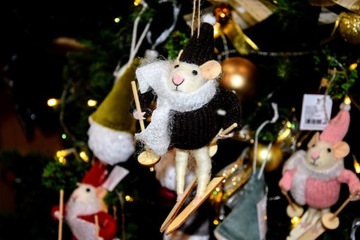 УКРАШЕНИЕ ДЛЯ РОЖДЕСТВЕНСКОЙ ЕЛКИ МЫШКА ЛЫЖИ ЧЕРНО-БЕЛАЯ 11 СМ