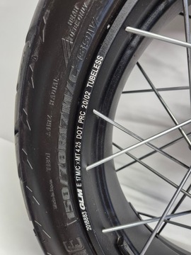 Triumph Tiger 800 XC (16-) возле передней передней задней части шины 150/70-17