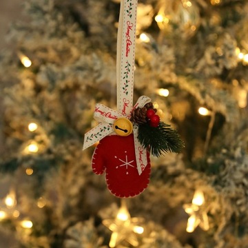 Елочное украшение из фетра и шерсти с подвесными колокольчиками.