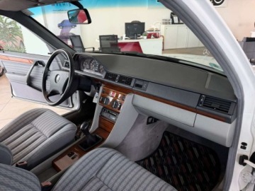 Mercedes W124 Sedan 2.0 118KM 1991 Mercedes-Benz W124 (1984-1993) 2.0 Benzyna 118KM, zdjęcie 35