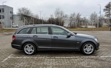 Mercedes Klasa C W204 Limuzyna 3.0 350 CDI BlueEFFICIENCY 231KM 2010 Mercedes-Benz Klasa C 3,0CDI (231KM) Automat Bezwypadkowy 3.0 Diesel 231KM, zdjęcie 4
